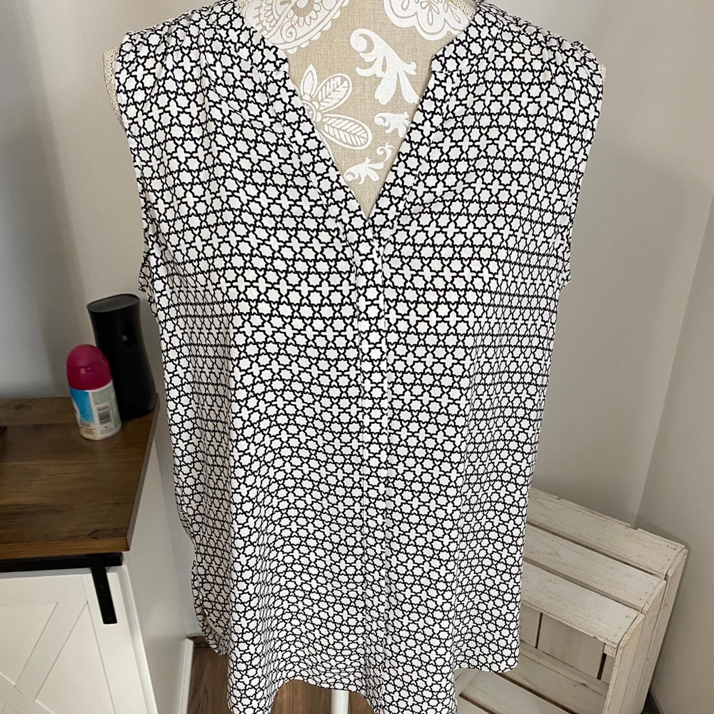 Nydj lightweight black and white patterned tank